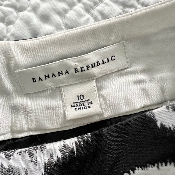 Banana Republic Skirt black, and white floral - Picture 5 of 6